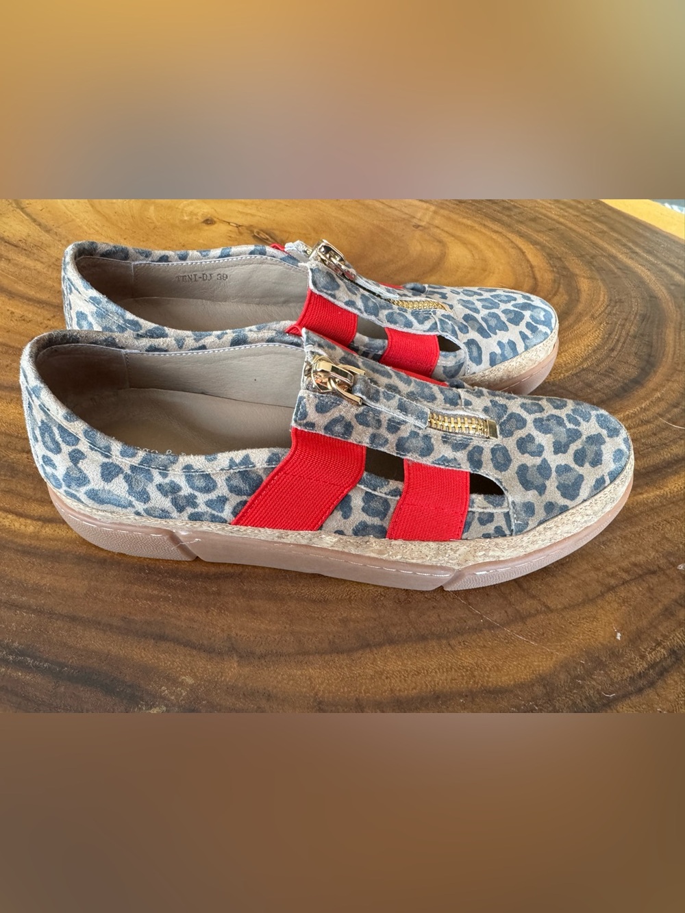Zip up leopard print runners with cork cushion